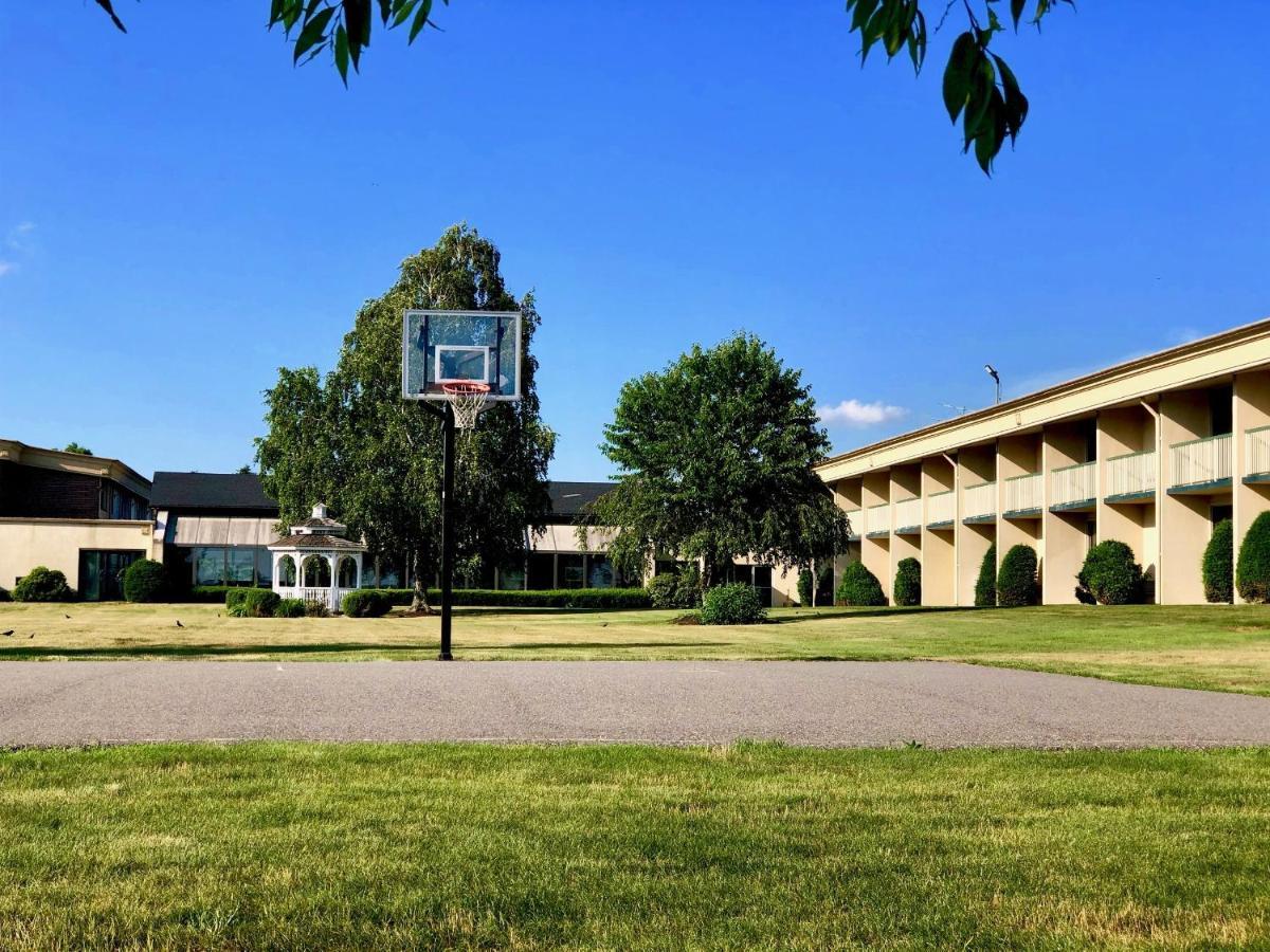 Riverview Inn & Suites Somerset Exterior photo